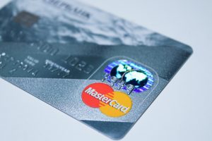 Karta kredytowa a debetowa